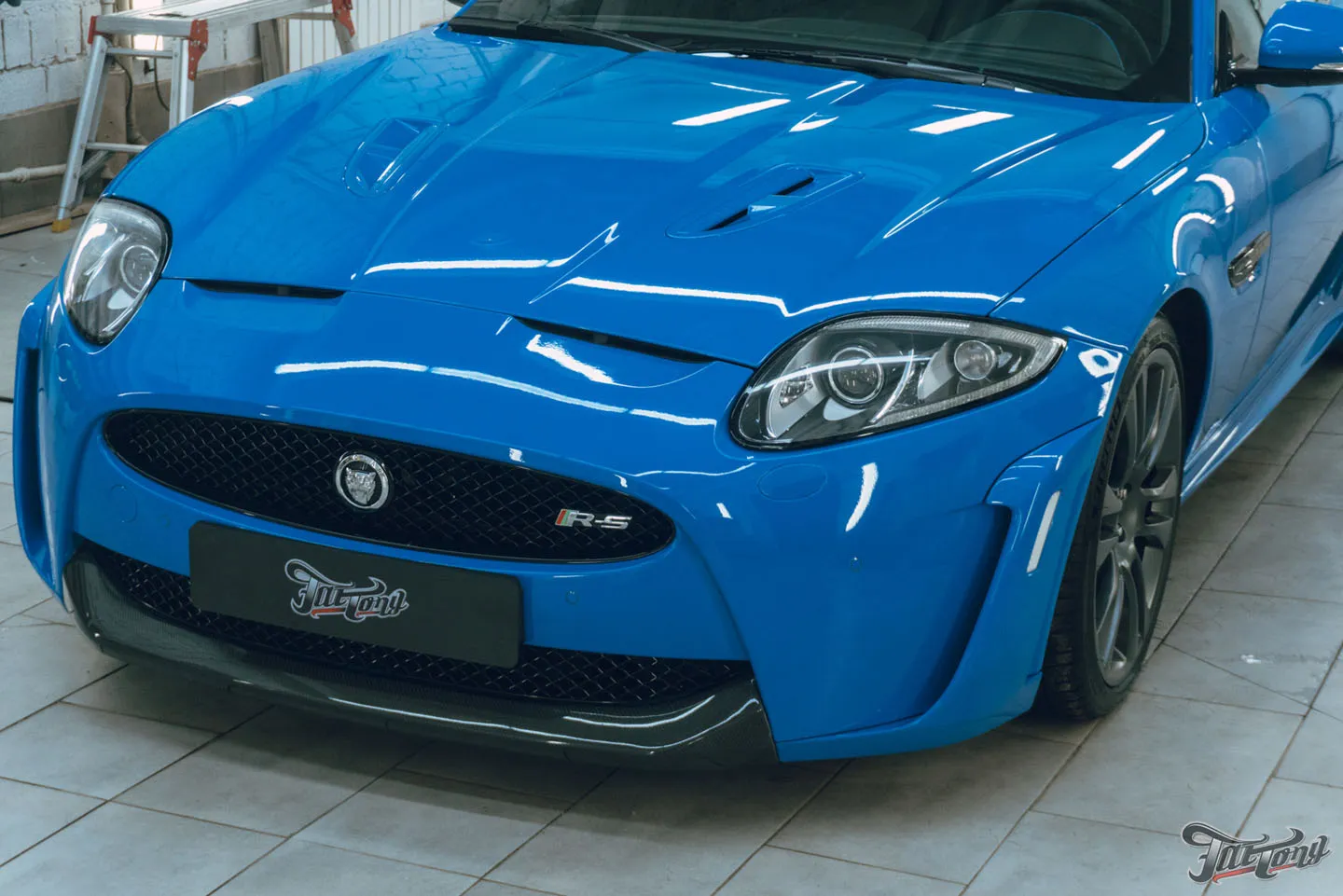 Оклеили заднюю часть Jaguar XKR-S полиуретаном, покрыли пленку керамикой, отполировали глянец в салоне